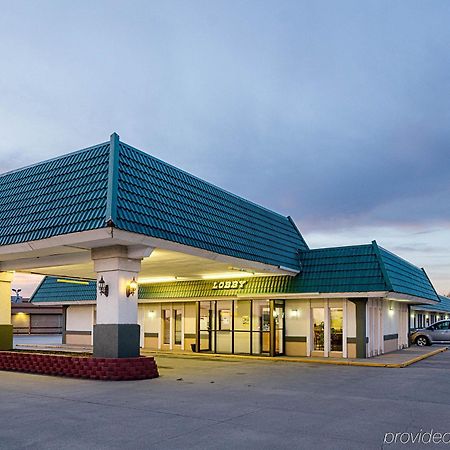 Econo Lodge Mcpherson Esterno foto