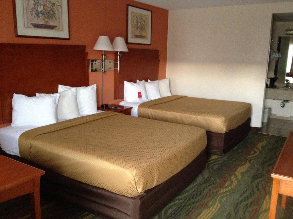 Econo Lodge Mcpherson Esterno foto