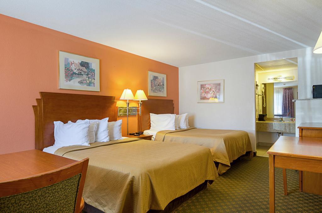Econo Lodge Mcpherson Esterno foto