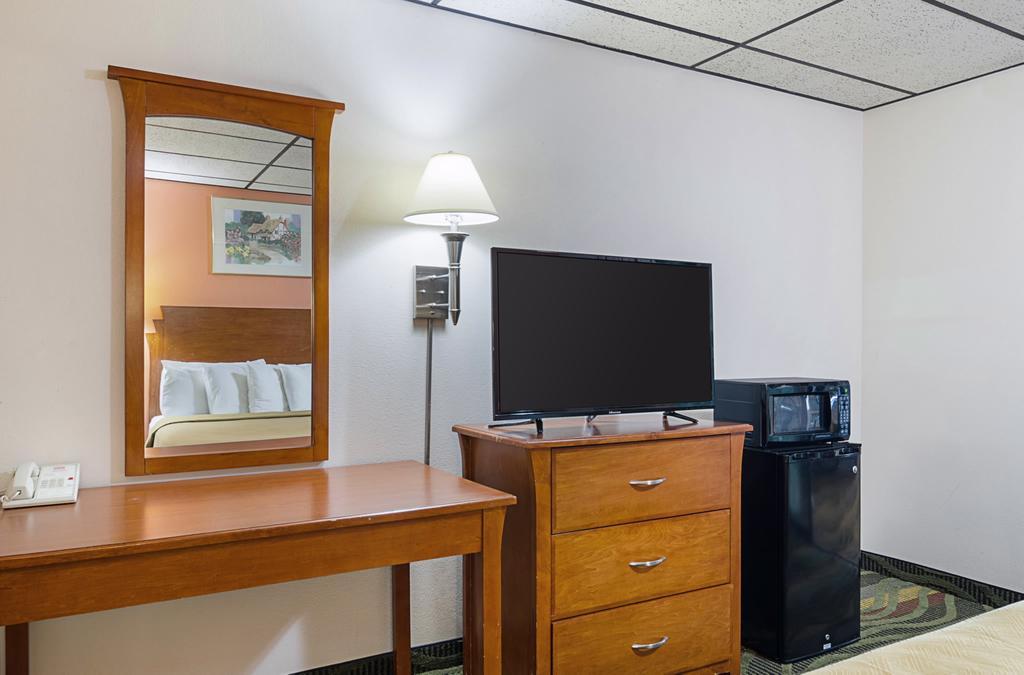 Econo Lodge Mcpherson Esterno foto