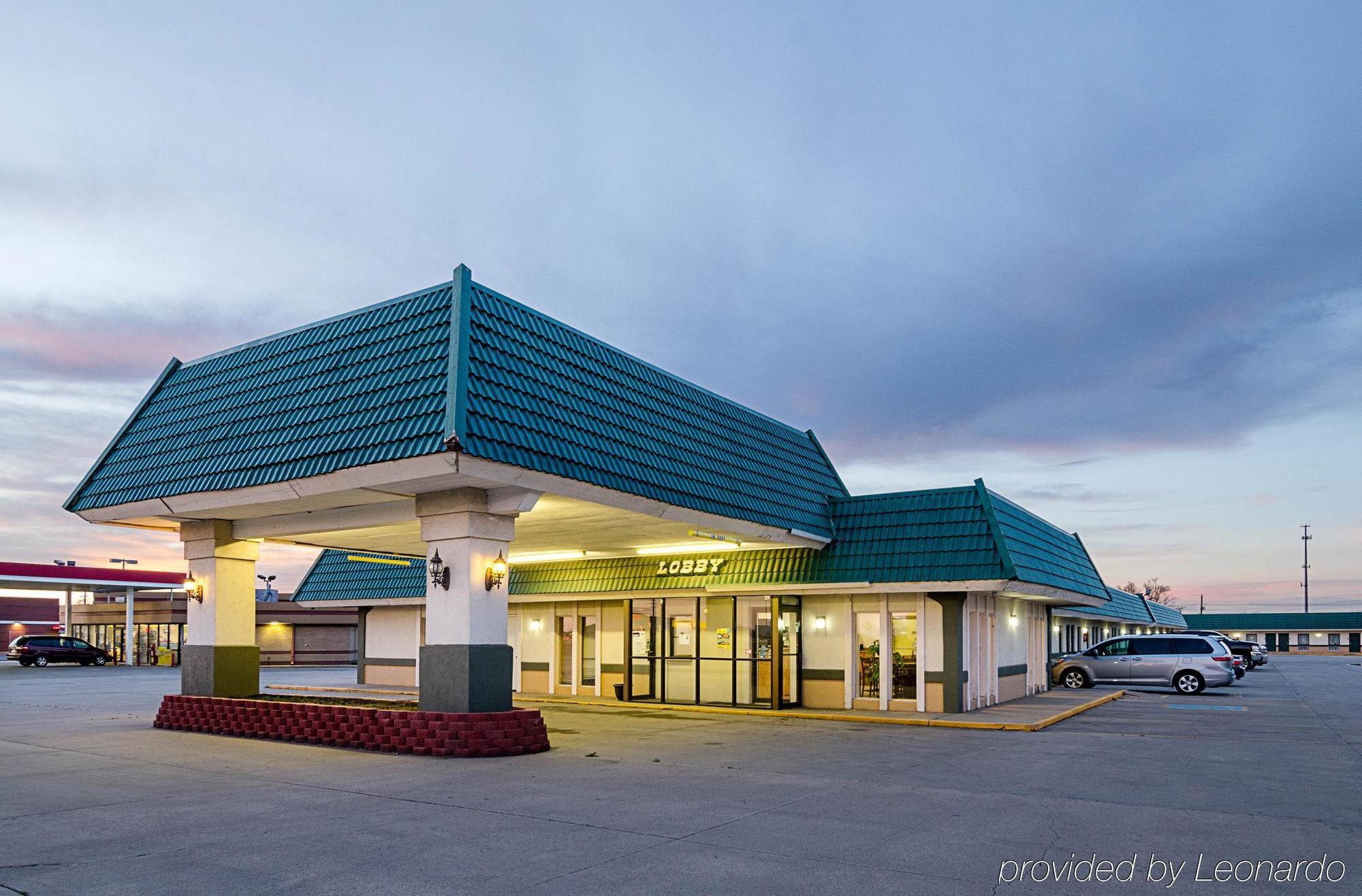 Econo Lodge Mcpherson Esterno foto