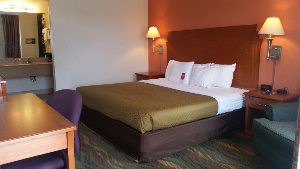 Econo Lodge Mcpherson Esterno foto
