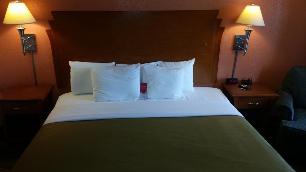 Econo Lodge Mcpherson Esterno foto