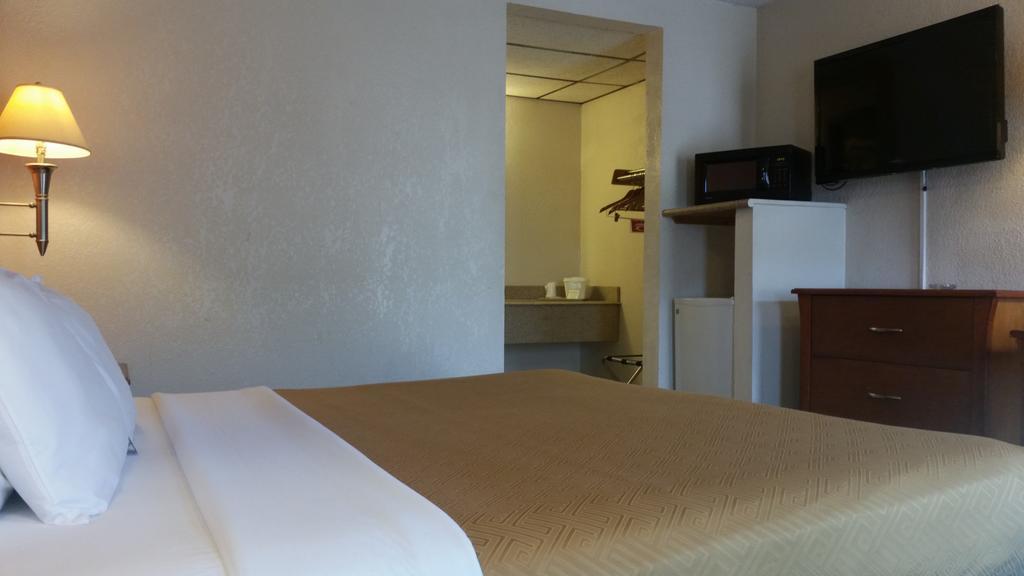 Econo Lodge Mcpherson Esterno foto