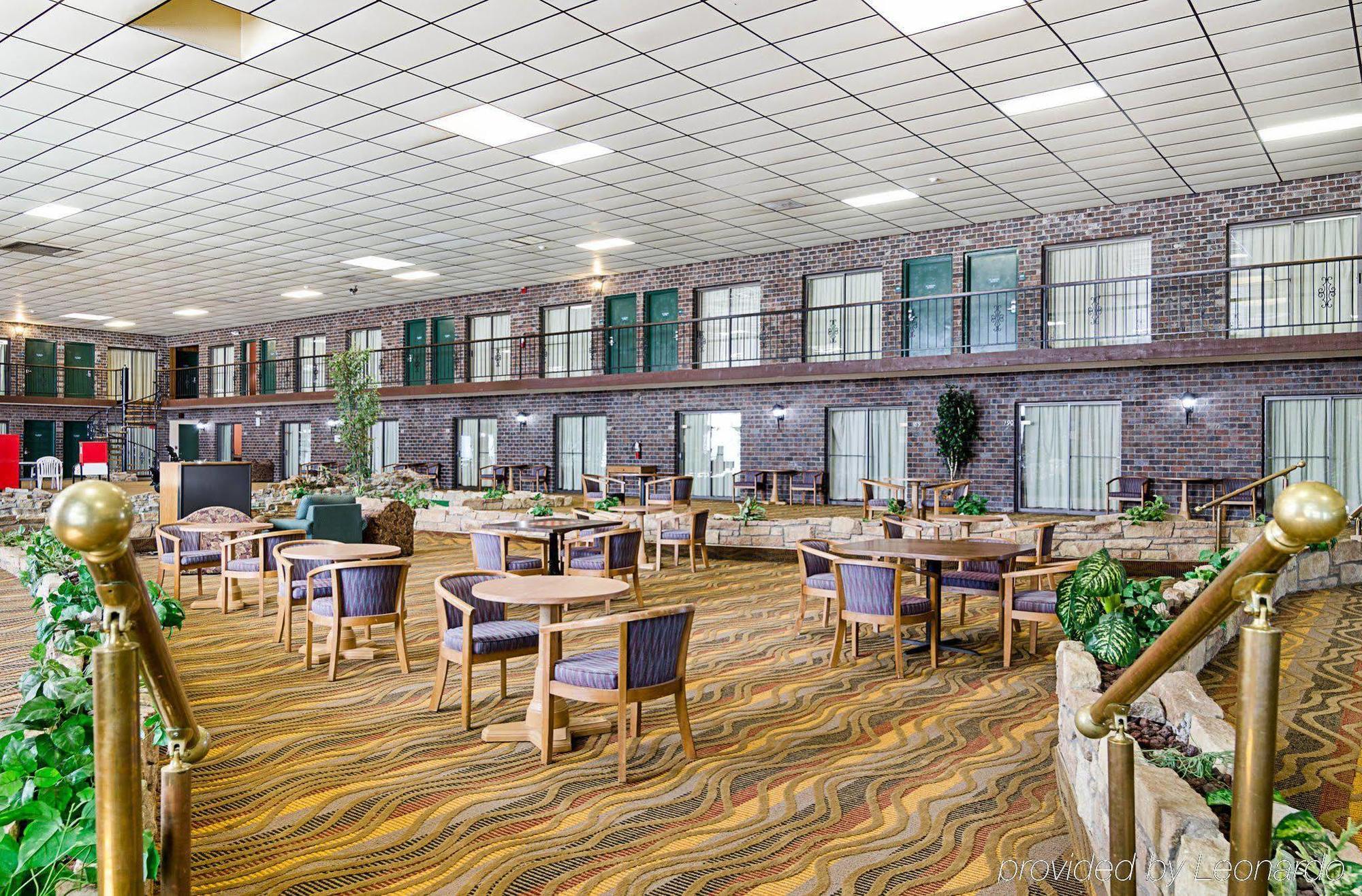 Econo Lodge Mcpherson Esterno foto