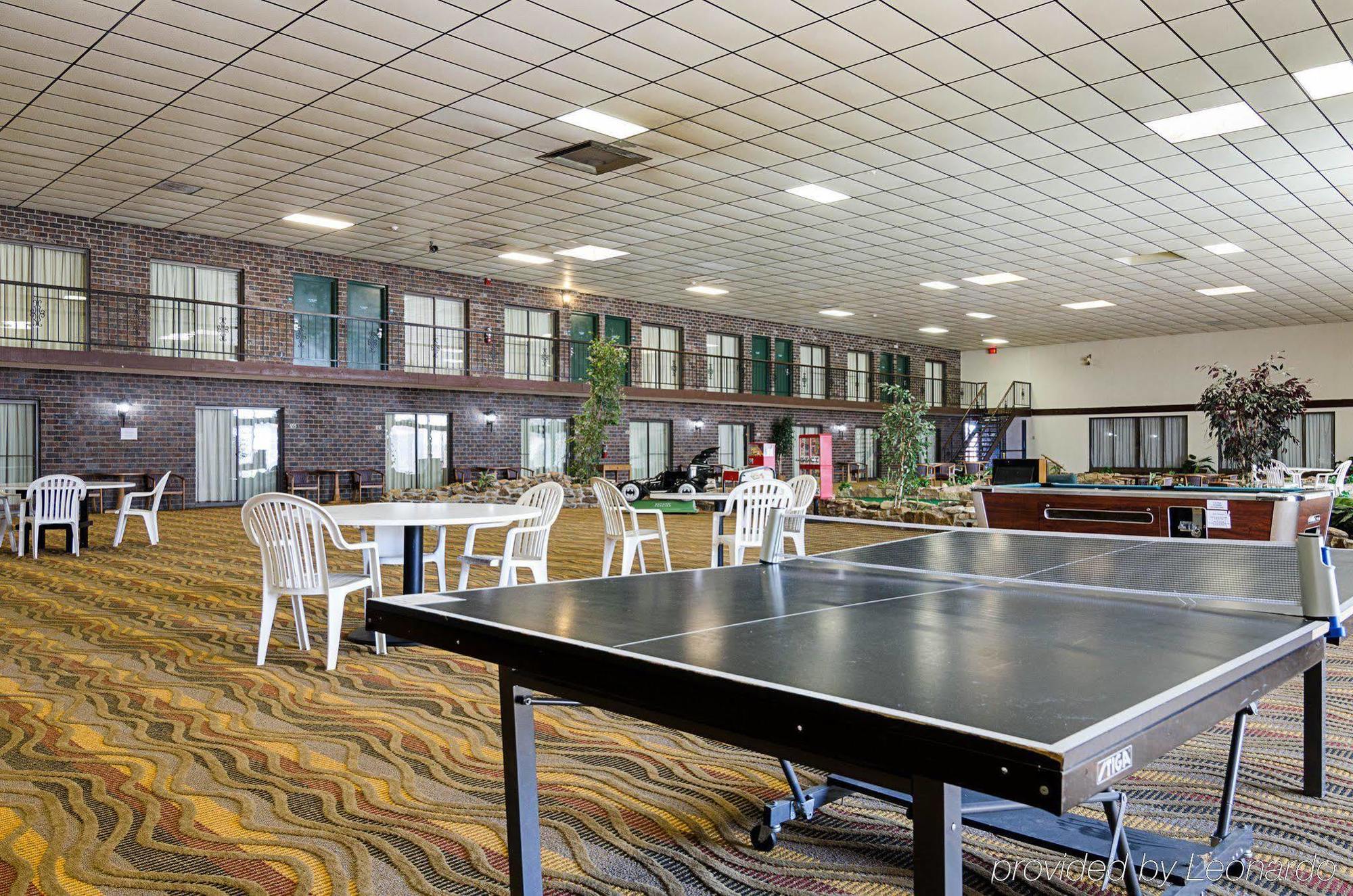 Econo Lodge Mcpherson Esterno foto