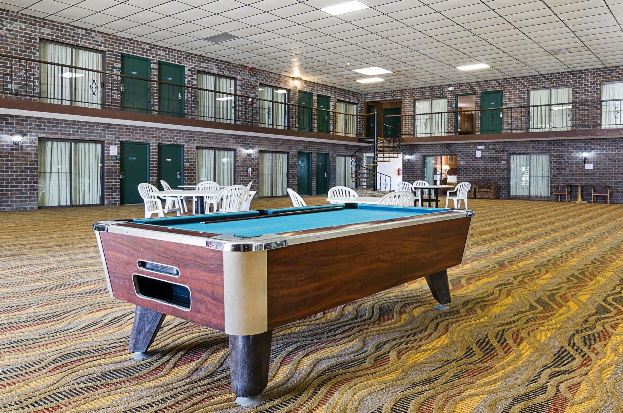 Econo Lodge Mcpherson Esterno foto